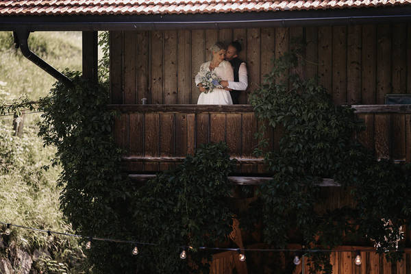 Glückliches Brautpaar auf dem Balkon der Stadlbergalm