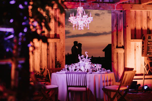 Romantische Abendstimmung bei einer Hochzeit auf der Stadlbergalm